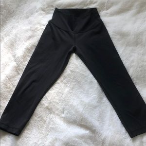 Black lululemon wunder under crop leggings